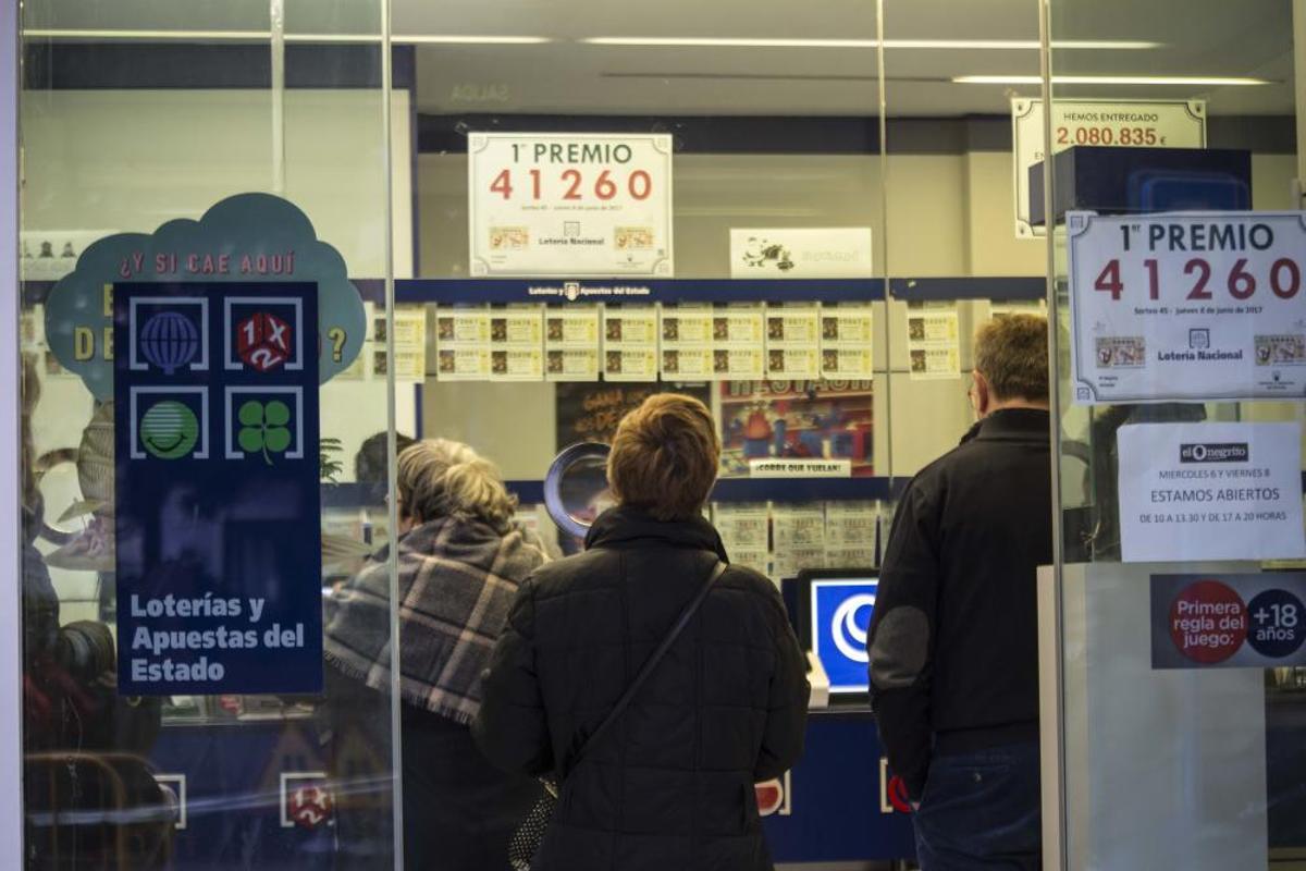Colas para comprar los décimos antes del Sorteo