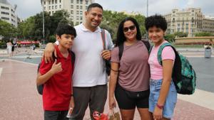 Brackner Guerrero, con su mujer Alicia y sus dos hijos en el centro de Plaza Catalunya.