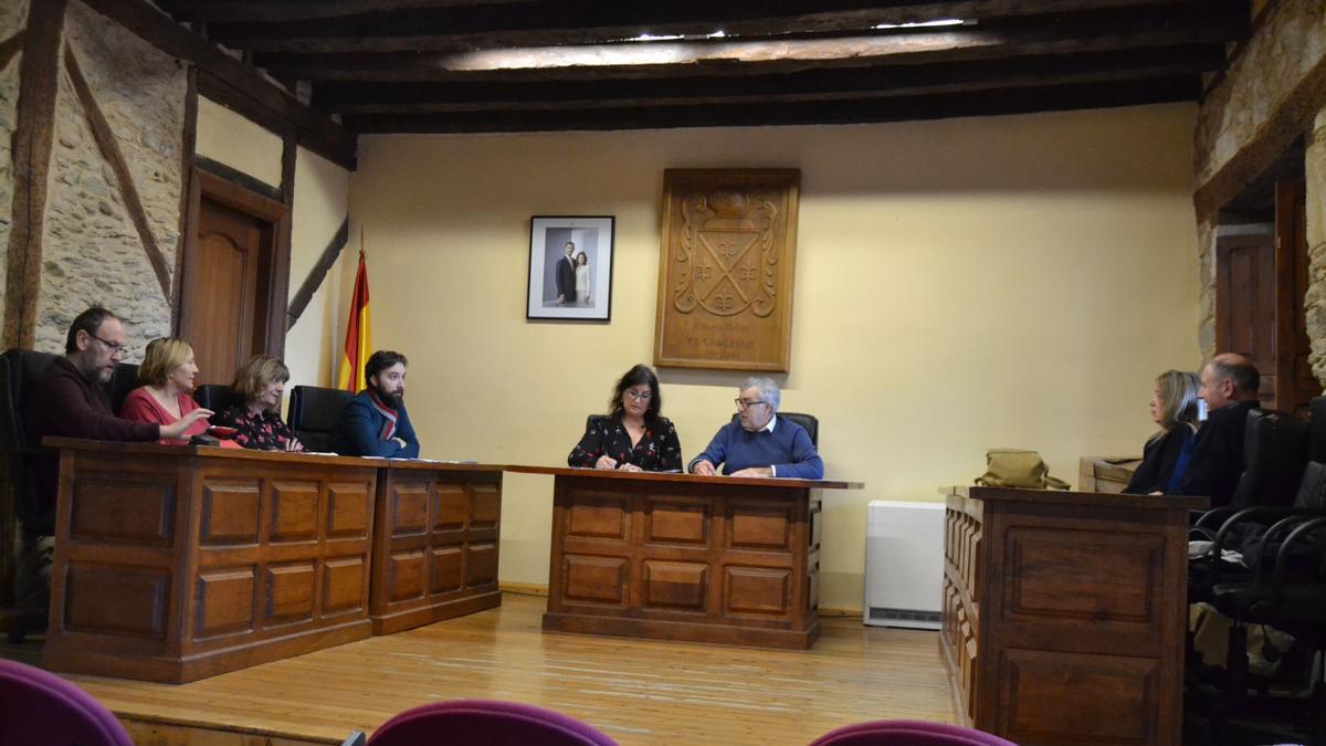 Salón de plenos del Ayuntamiento de Puebla de Sanabria, con la Corporación Municipal saliente.