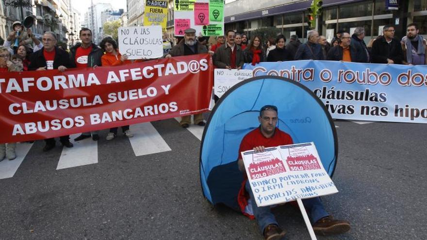 Una protesta en Vigo de afectados por la cláusula suelo. // R. G.