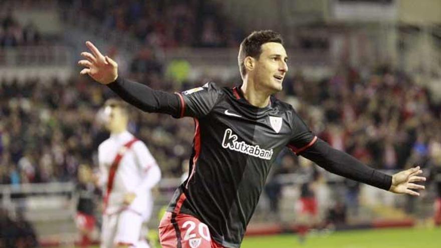 Aritz Aduriz celebra uno de sus goles.