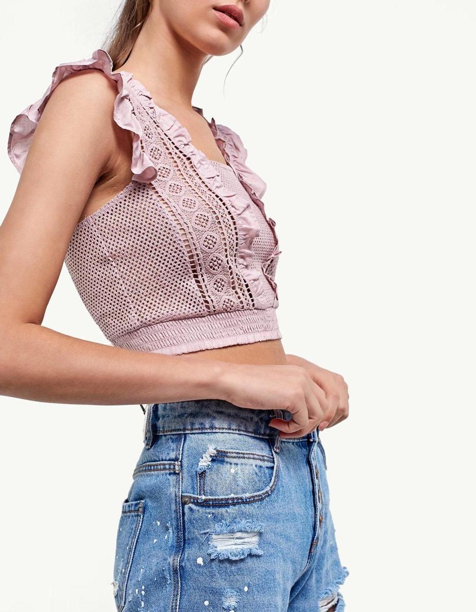 Crop top con volantes en color malva de Stradivarius