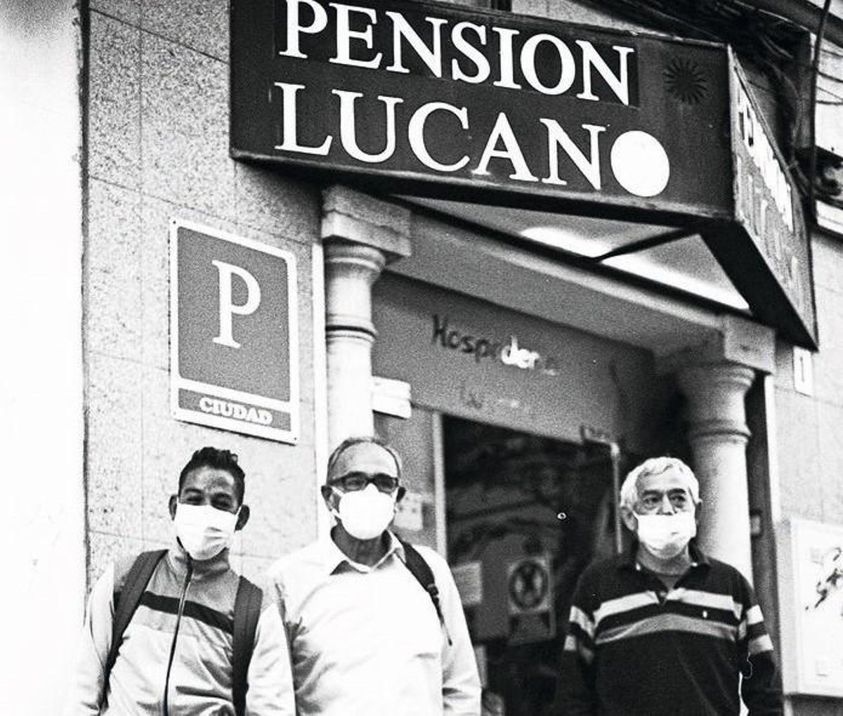 Francisco, Ramiro y Abdelhamid en la puerta de la pensión Lucano.