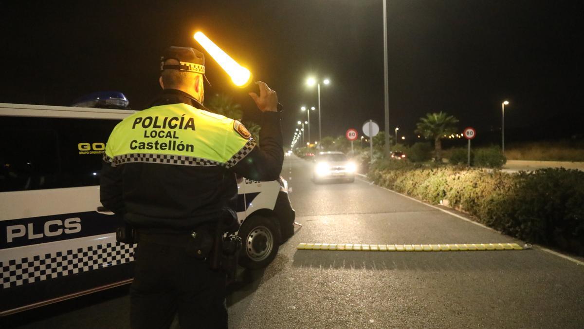 Un agente de la Policía Local de Castelló da el alto a un vehículo en un control en imagen de archivo.