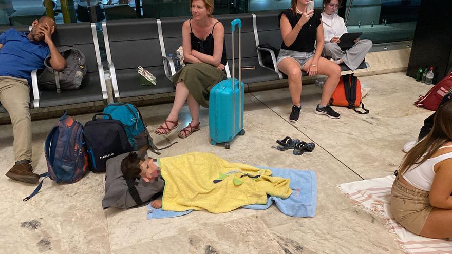 Más de 200 pasajeros con destino a Ibiza pasan la noche durmiendo en el suelo del aeropuerto de Madrid