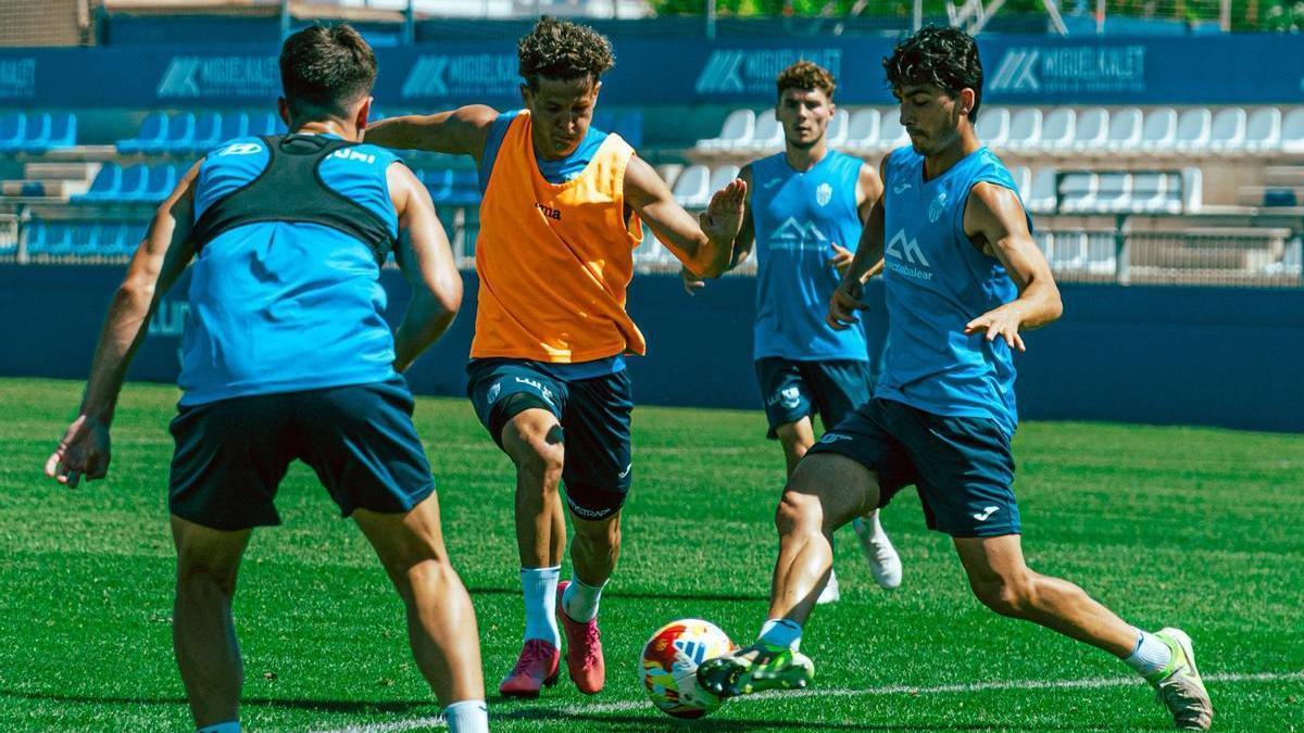 Varios jugadores blanqiuazules durante un entrenamiento en el Estadi Balear