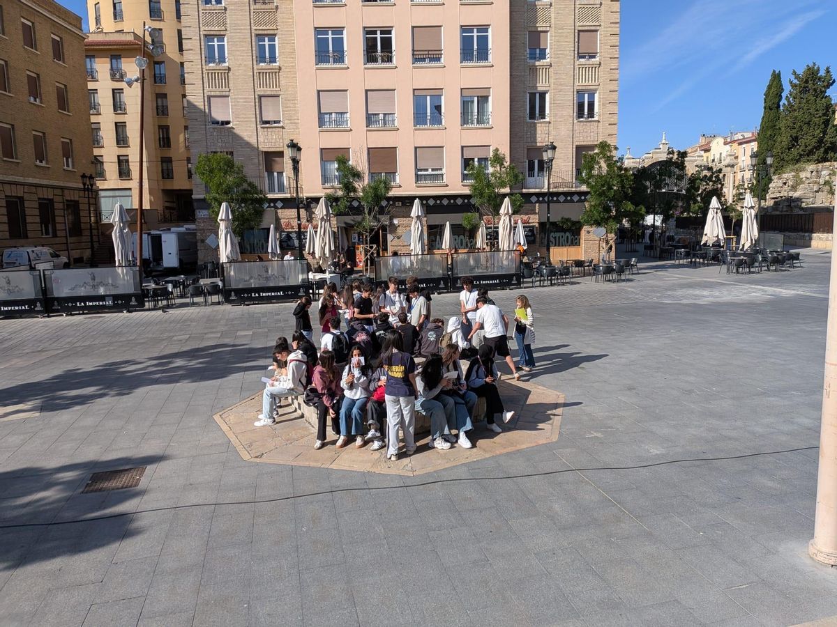 Los alumnos del IES Ítaca de Zaragoza se convierten en guías turísticos y muestran el lado financiero de la ciudad