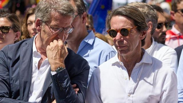 El presidente del Partido Popular, Alberto Núñez Feijóo (i), y el expresidente del Gobierno, José María Aznar (d), durante una manifestación del PP, en la Puerta de Alcalá, a 26 de mayo de 2024, en Madrid (España).