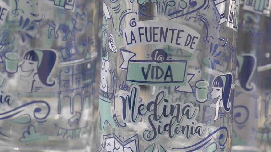 El Ayuntamiento de Medina Sidonia se ha sumado a la campaña para incentivar el consumo de agua del grifo en la población. / El Correo