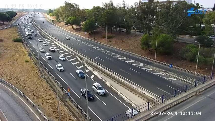 Retenciones kilométricas en el acceso a las playas de Huelva por varios accidentes en la A49