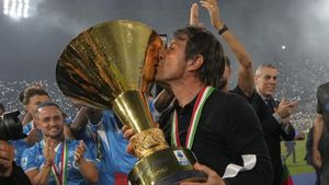 Antonio Conte besa el título de Serie A conseguido con el Nápoles