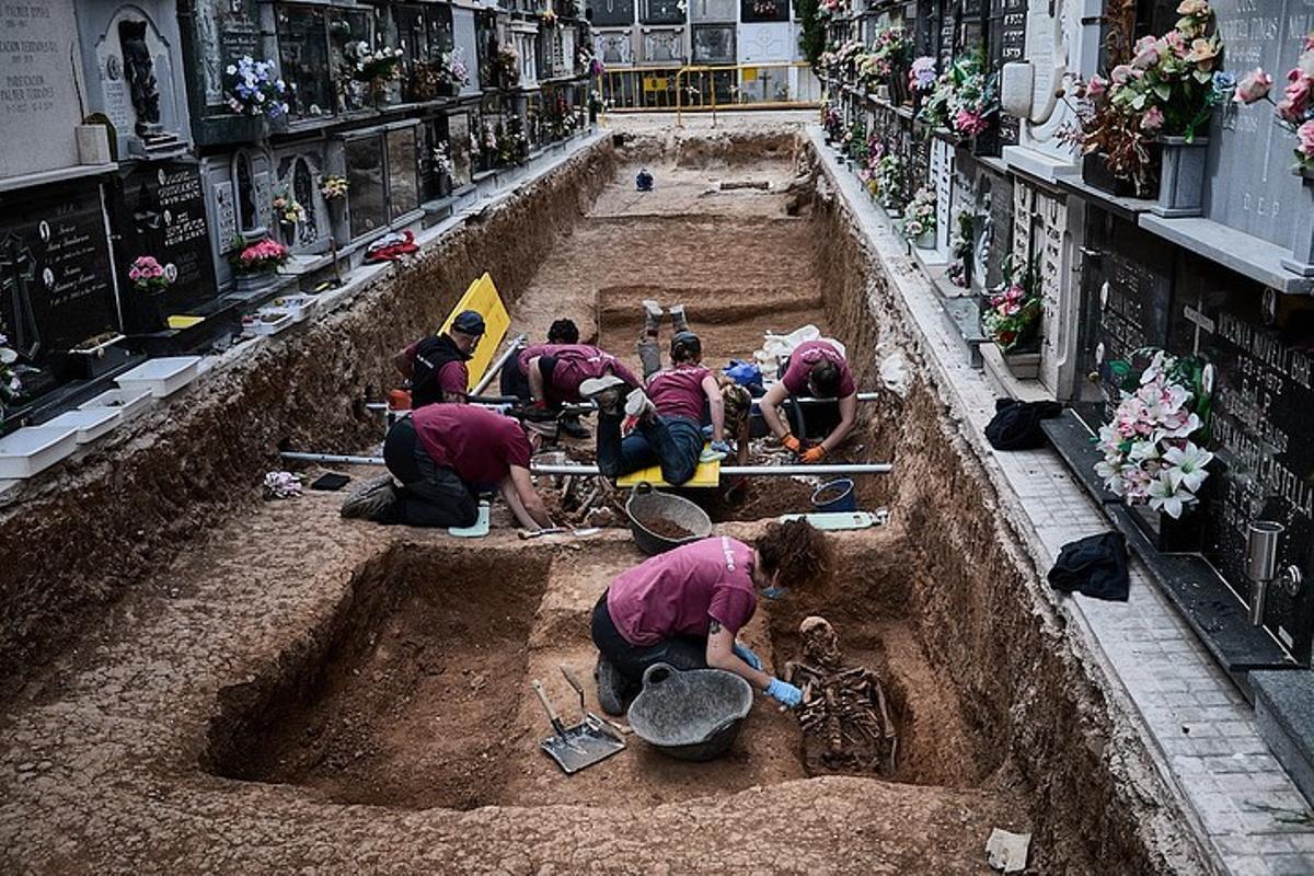 La fosa con los fusilados de Gandia, poco después de que se encontrara en el cementerio de Gandia.