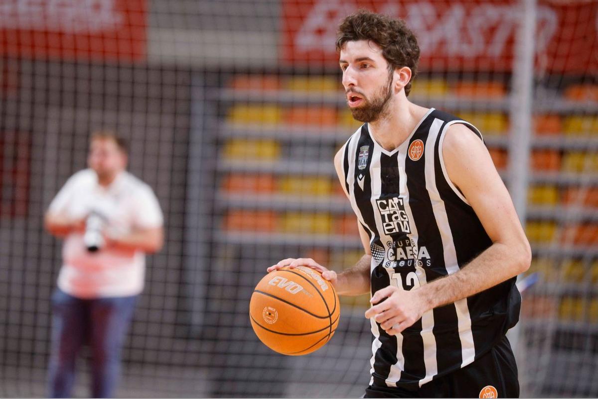 Adriá Domenech controla el balón durante una acción del último partido en casa