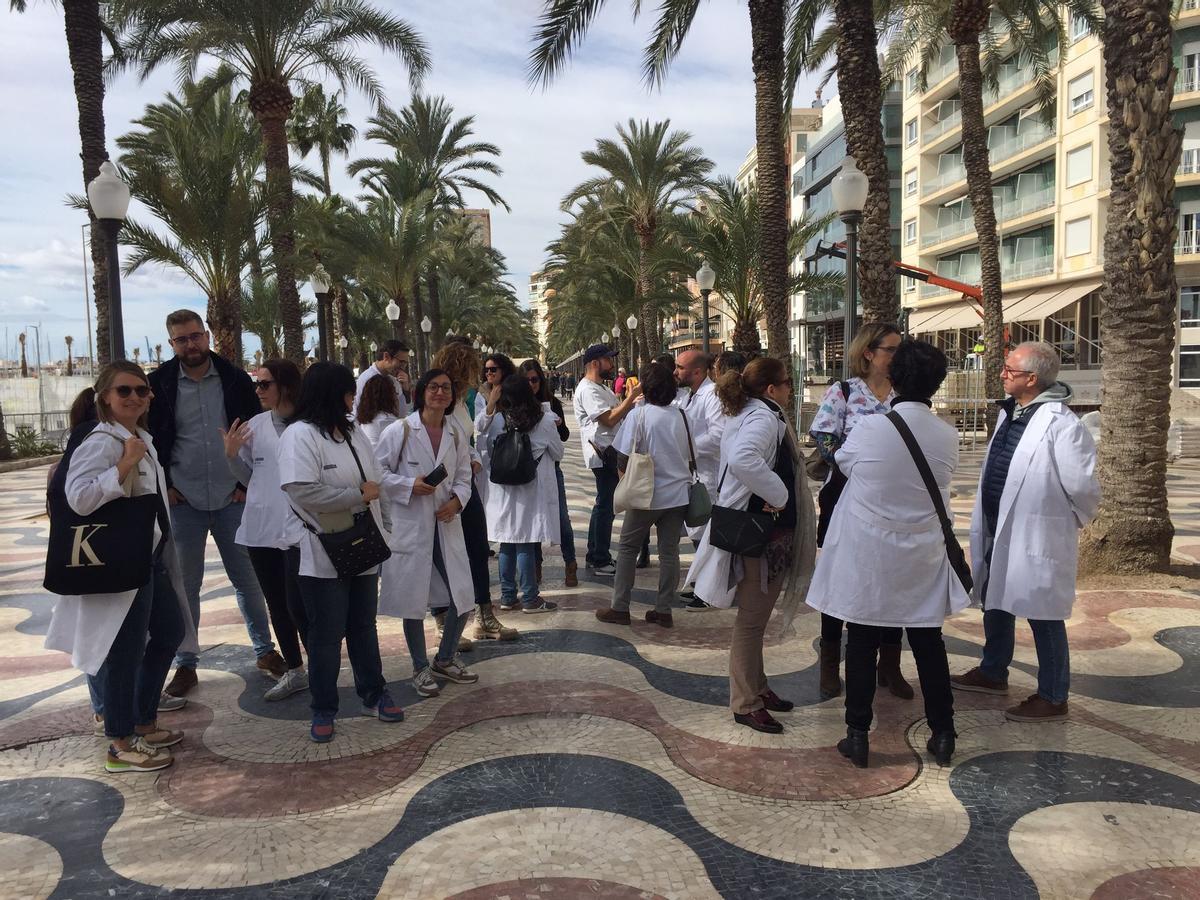 Una imagen de la concentración de médicos celebrada este lunes en el paseo de la Explanada de Alicante.