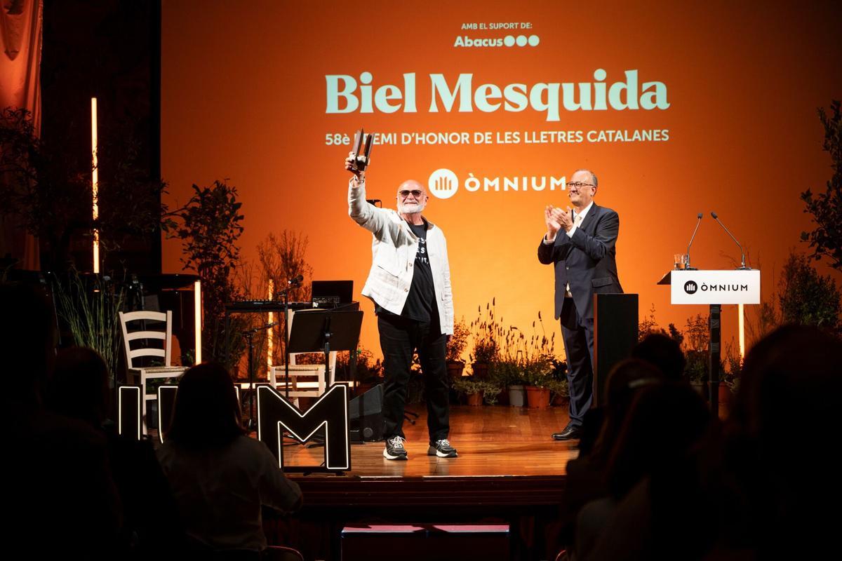 Biel Mesquida y Xavier Antich durante la entrega del Premi d'Honor de les Lletres Catalanes Biel Mesquida y Xavier Antich durante la entrega del Premi d'Honor de les Lletres Catalanes