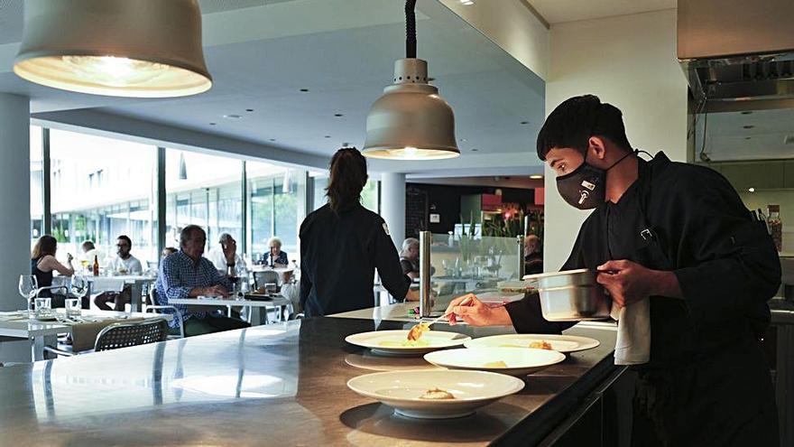 La cuina i el restaurant de l’hotel a ple rendiment ahir al migdia | ALEX GUERRERO