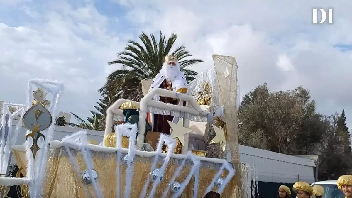 Sus Majestades regalan gominolas a mansalva y ritmos africanos en Puig d'en Valls