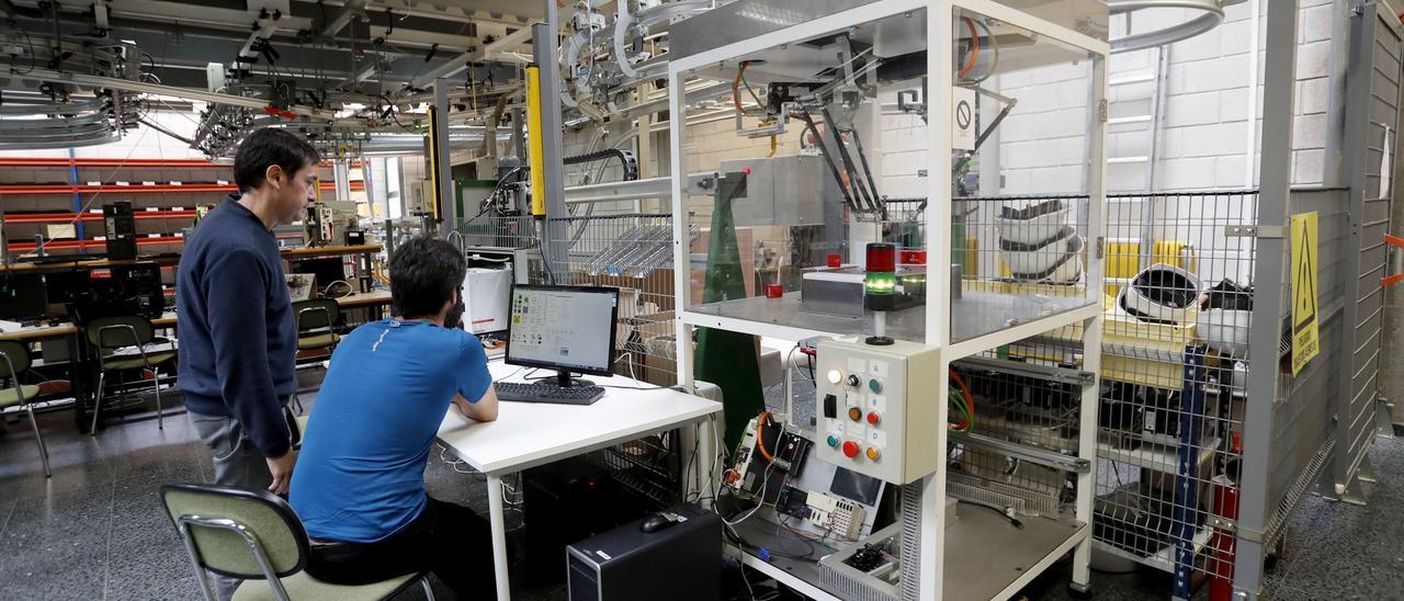 Ingenieros de la Universidad diseñan impresoras 3D que reutilizan plásticos  para obtener recambios a bordo de barcos - Faro de Vigo