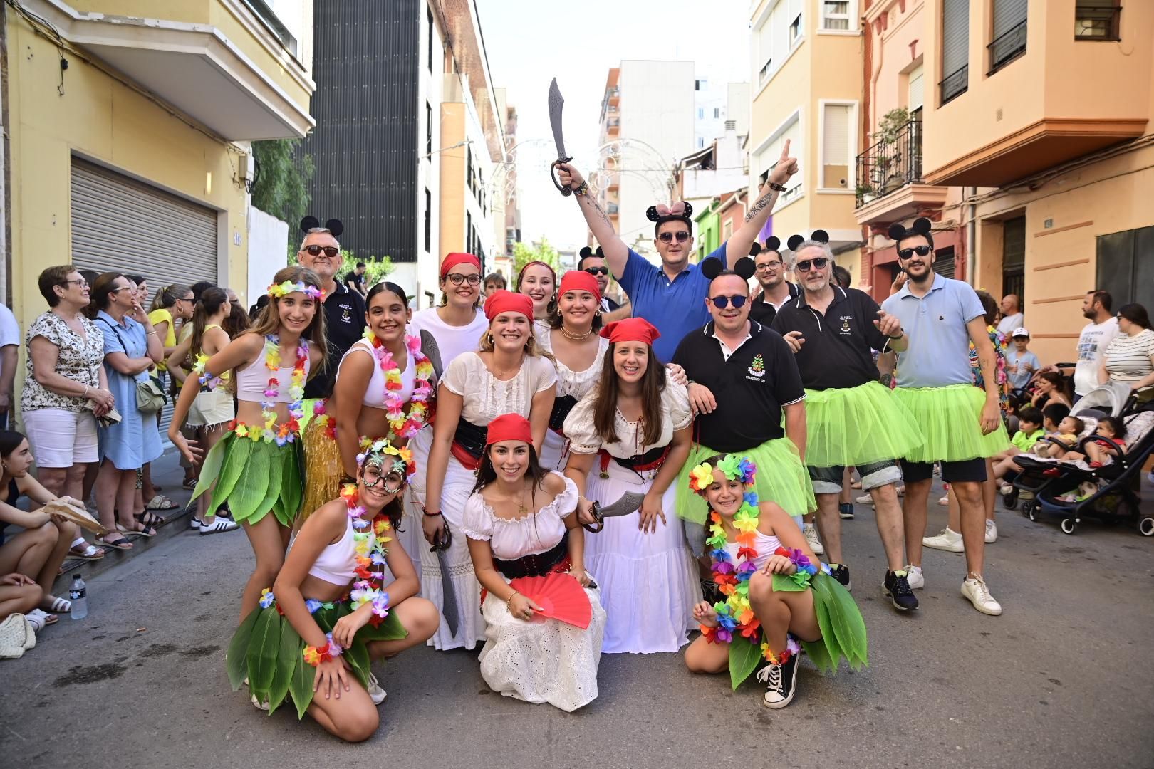Multitudinario y divertido desfile por la entrada del toro