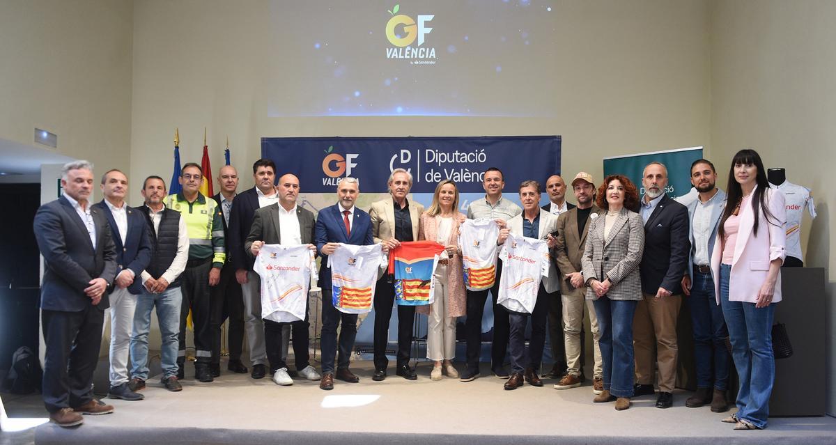 Foto de familia, en la presentación del Gran Fondo de València.