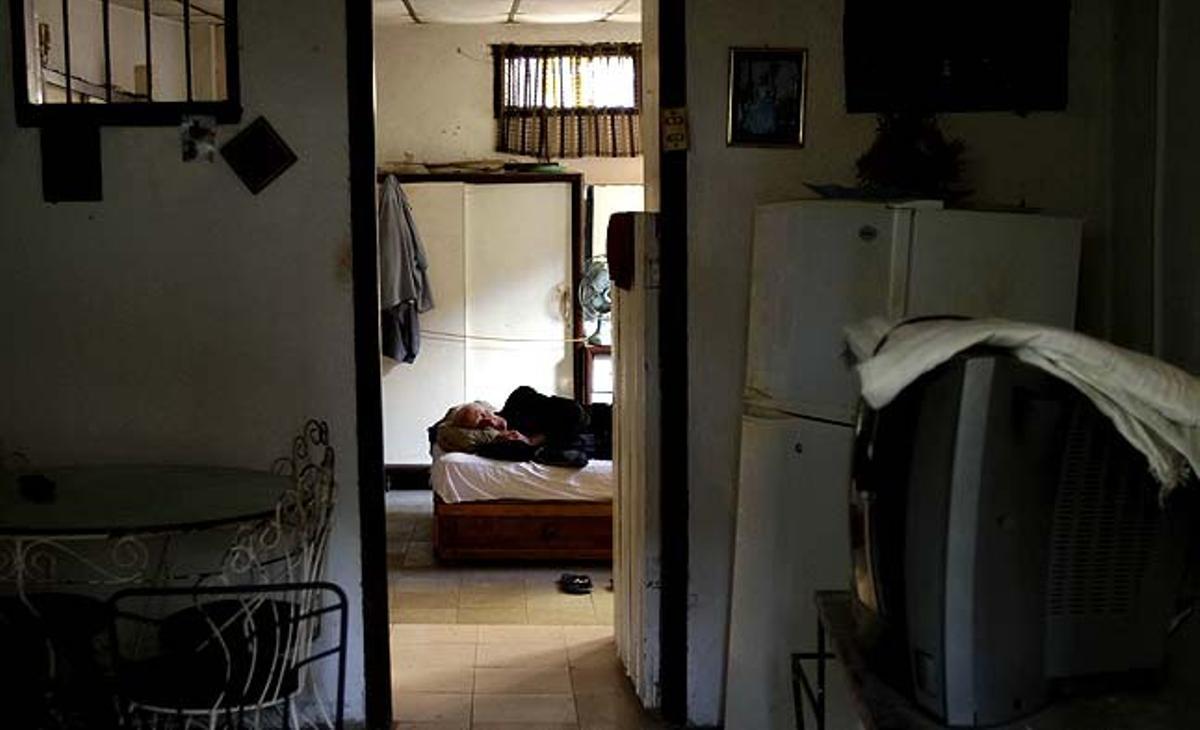 Un home fa una migdiada a casa seva, a l’Havana (Cuba).