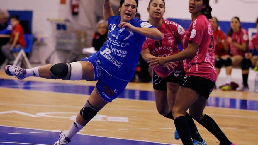 Nuria, con el balón, lanza a portería en el partido que el Jofemesa ganó el sábado al Cleba León.