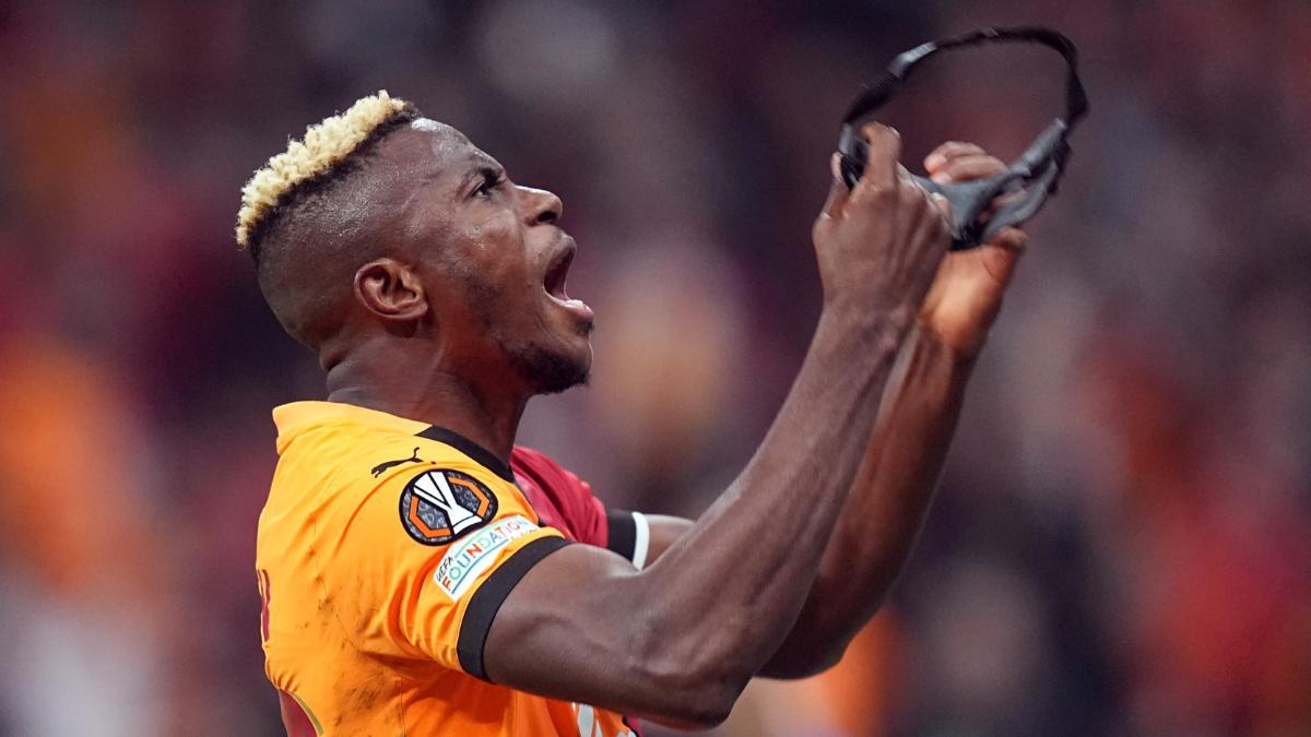 Victor Osimhen celebra uno de sus goles contra el Tottenham