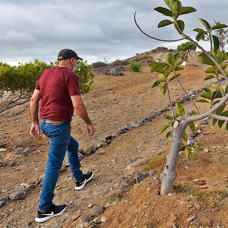 Domingo Henríquez camina por el paseo creado por los vecinos en la ladera
