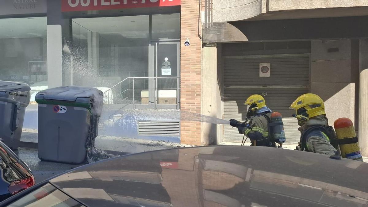 Bombers apaguen contenidors cremant al carrer Pere Vilella