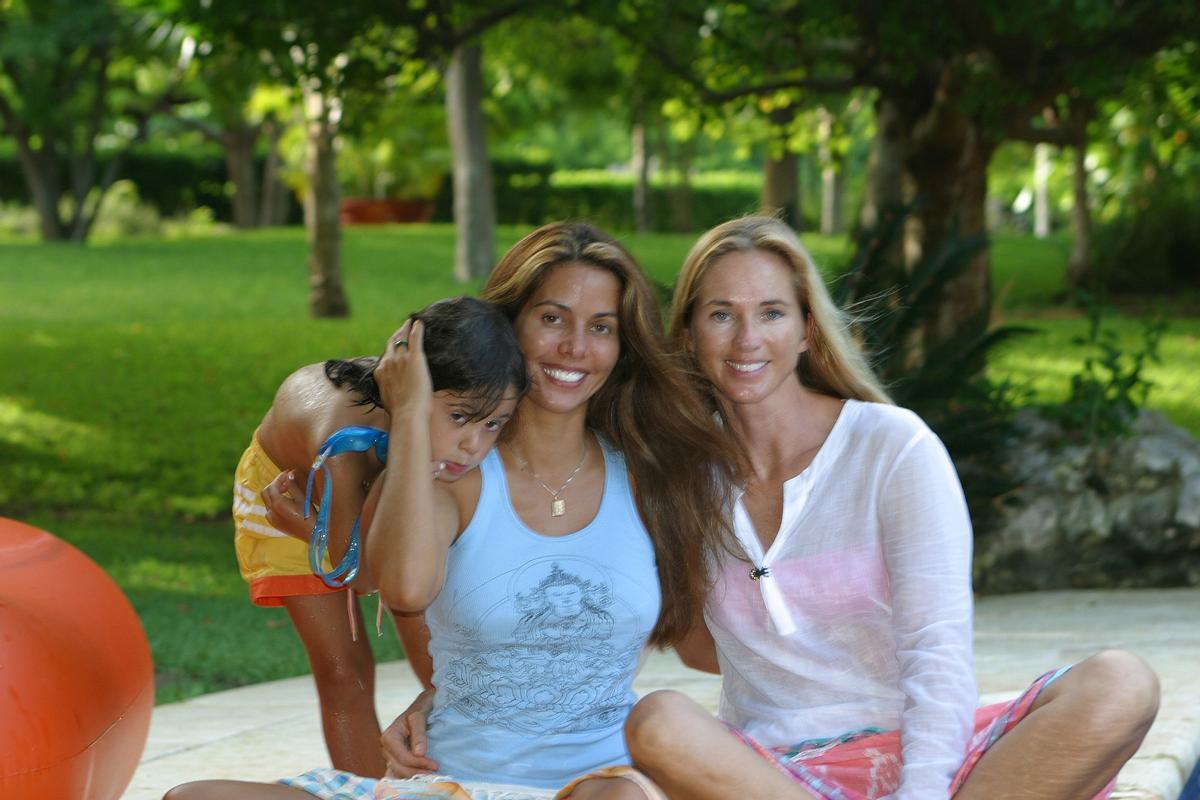 Vaitiare junto a la actual mujer de Julio Iglesias, Miranda Rynsburger.