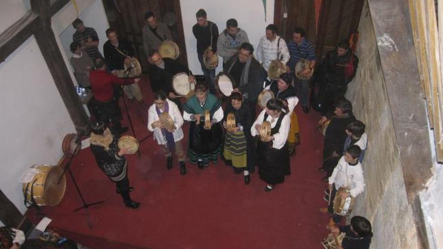 Alumnos de la Escuela de Folclore durante el desarrollo del concierto navideño.