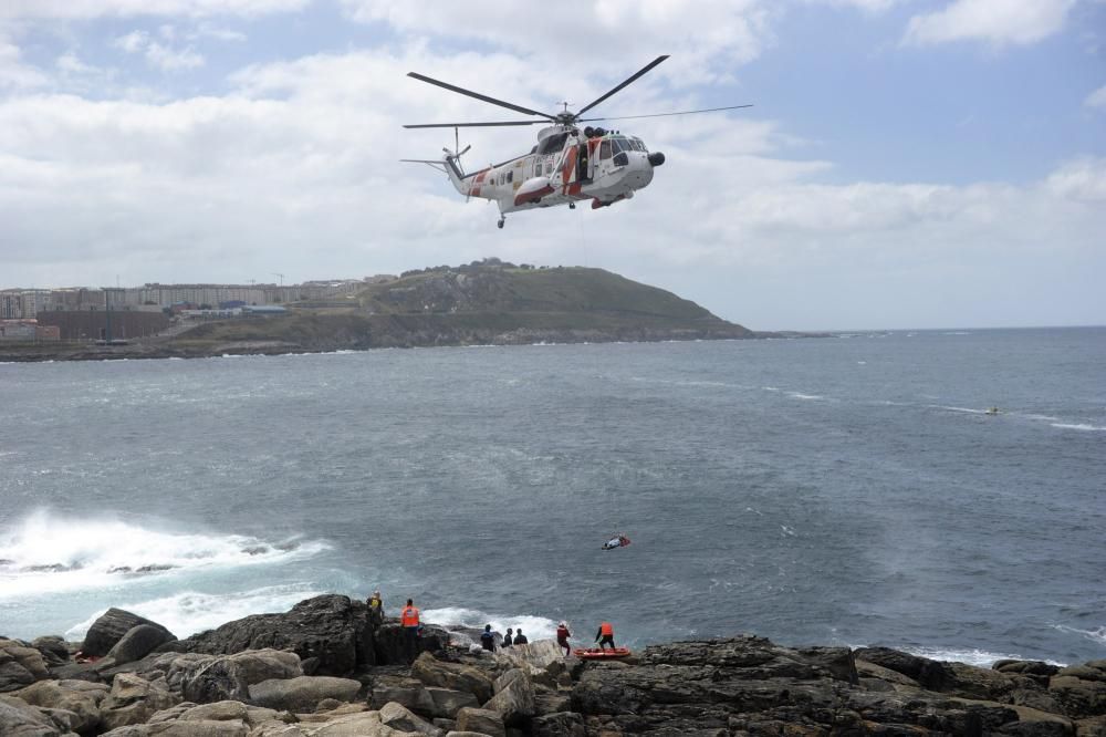 La mujer fue arrastrada por las olas y el hombre se tiró algua para intentar salvarla.