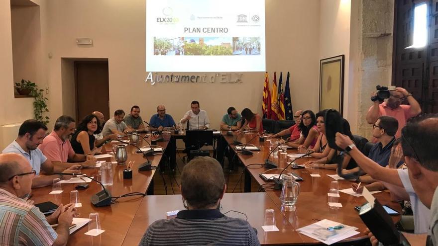 Un momento de la reunión ayer por la tarde en el Ayuntamiento