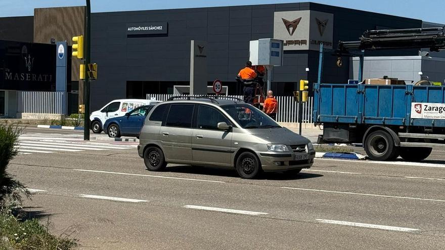 Operarios colocando el nuevo radar