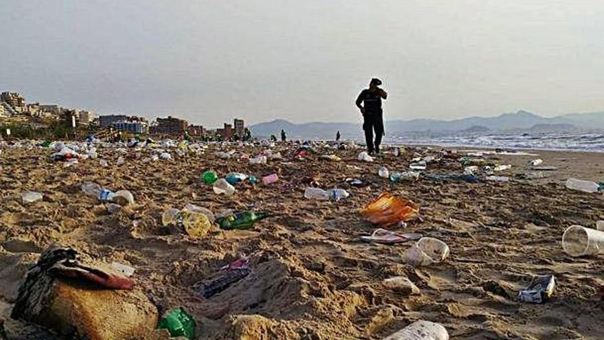 Estado en el que amanecieron las playas el año pasado.