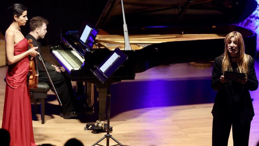 Cris Puertas, a la derecha, recita antes de una de las interpretaciones de Valderrama y Kadouch. | IRMA COLLÍN