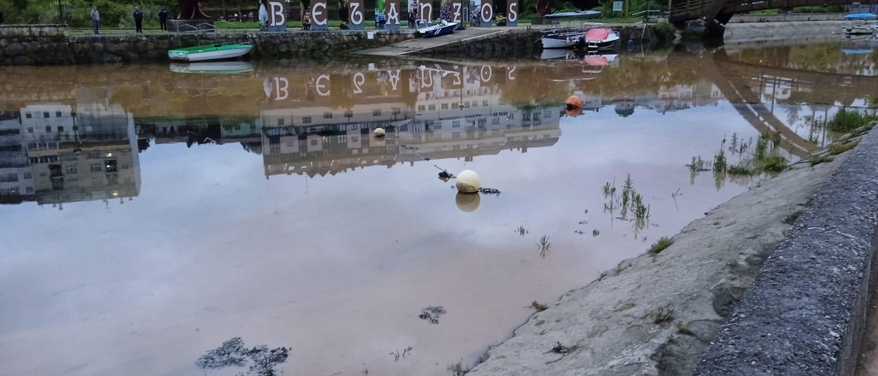 Vertido en el río Mandeo, en Betanzos.
