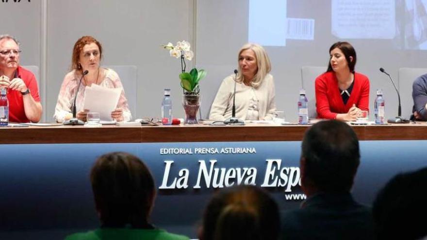 En la mesa, de izquierda a derecha, Eduardo García, Ana Paz Paredes, Sara López, Teresa Camacho y Ángeles Rivero.