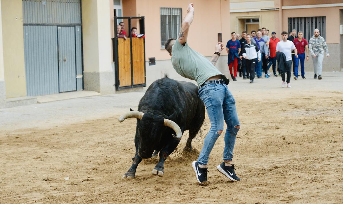 El segundo de ayer fue un toro de Vegahermosa patrocinado por la peña El 22.
