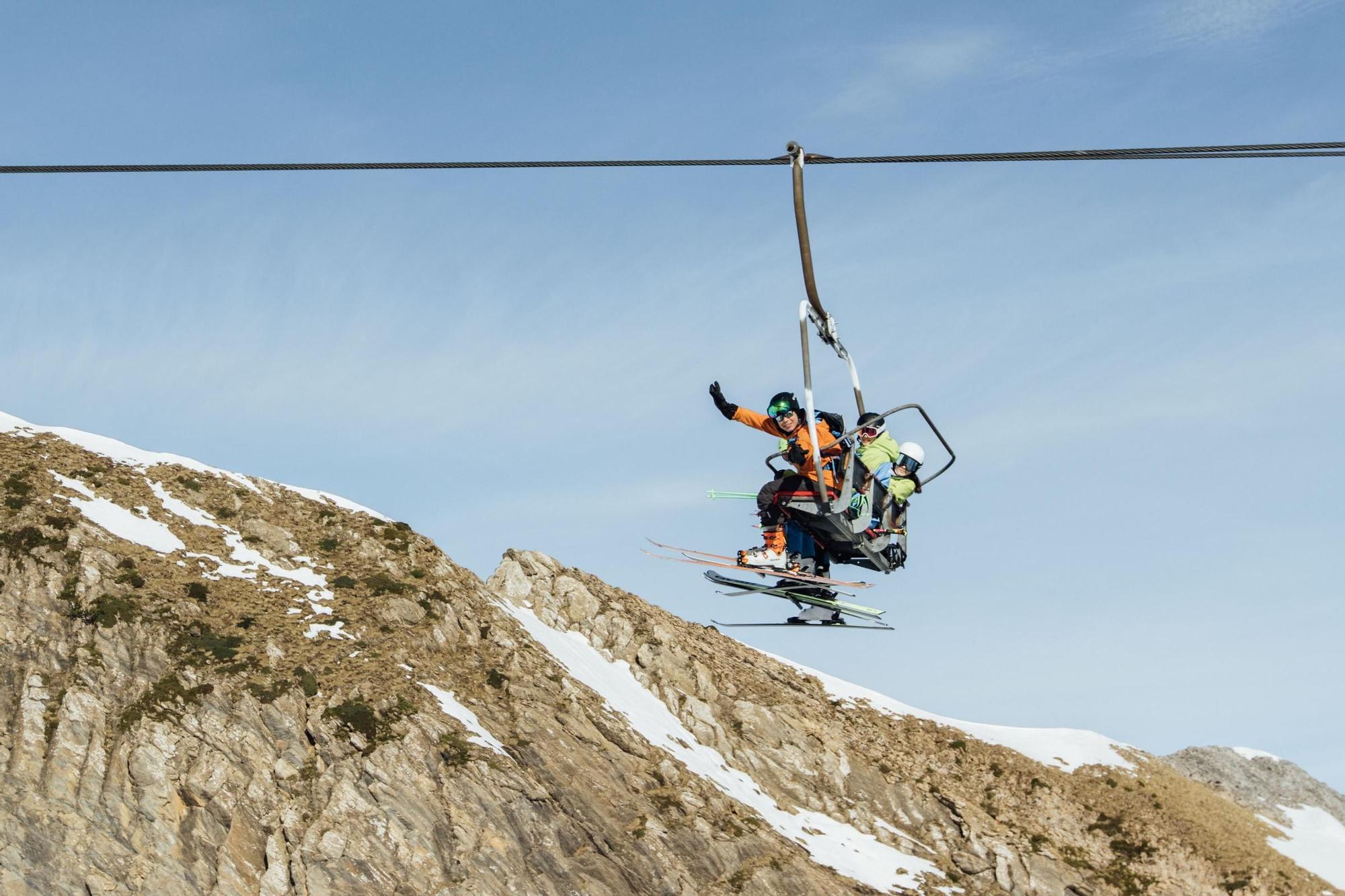 En imágenes | Este es el estado de la estación de esquí de Candanchú el primer día del puente de San Valero