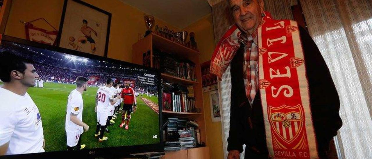 Marcelo Campanal, ayer, preparado para ver el partido entre el Sevilla y el Benfica en su casa.