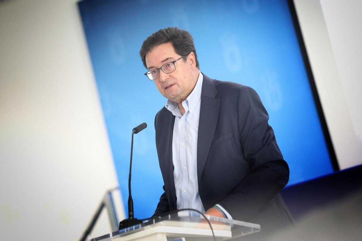 El ministro para la Transformación Digital y de la Función Pública, Óscar López, participa en un curso de verano de la Universidad de Almería celebrado en Roquetas de Mar.