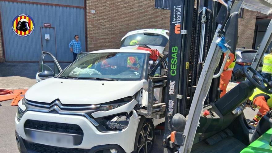 Excarcelado un conductor tras quedar atrapado en un accidente con una carretilla elevadora en Rafelbunyol