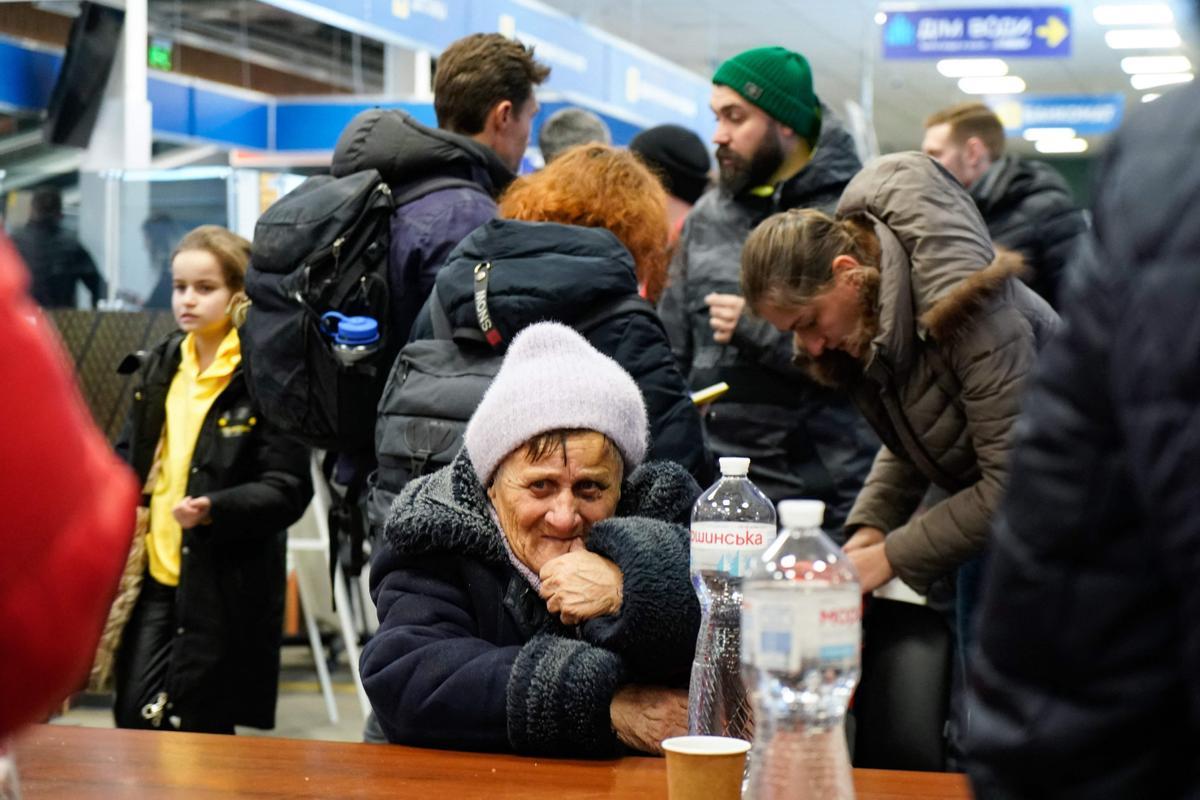 Evacuados de Mariúpol en un centro comercial a las afueras de Zaporiyia, este miércoles.