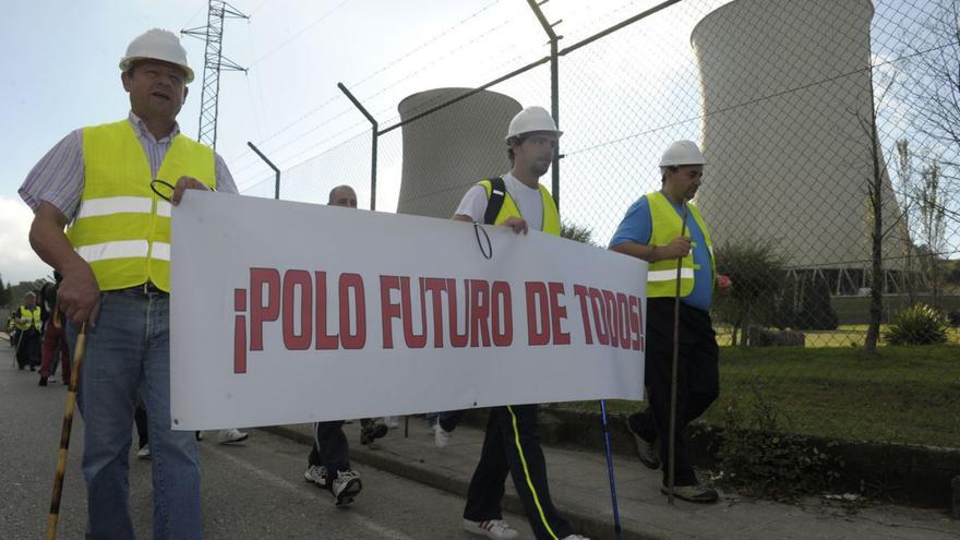Manifestación por el futuro de la comarca ante la térmica de Endesa en As Pontes. | // VÍCTOR ECHAVE