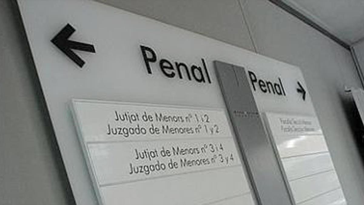 Panel indicador hacia el juzgado de menores de Valencia.