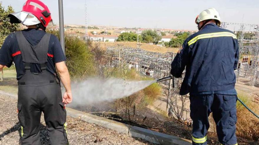 Pequeño fuego cerca de las subestación eléctrica