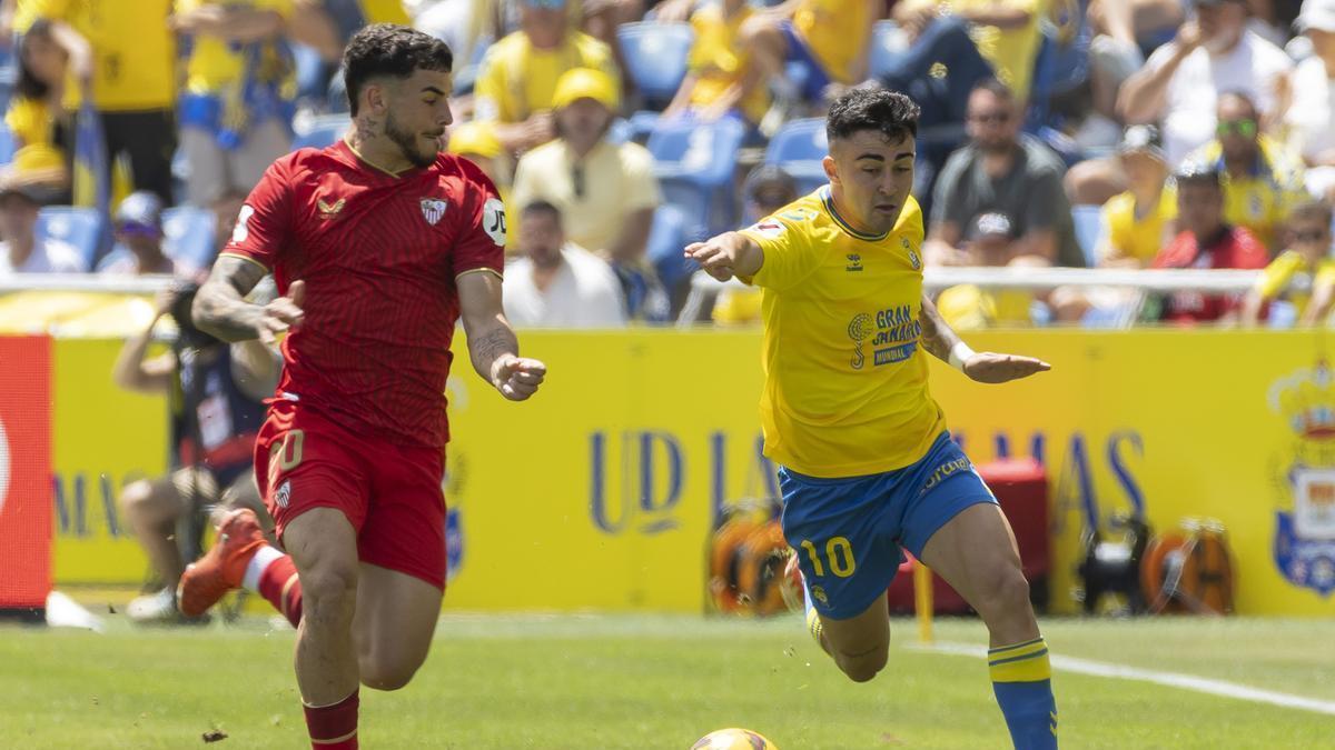 El delantero del Sevilla Isaac Romero y el centrocampista del UD Las Palmas Alberto Moleiro, durante el partido correspondiente a la jornada 31 de LaLiga EA Sports que disputan este domingo en el Estadio de Gran Canaria.