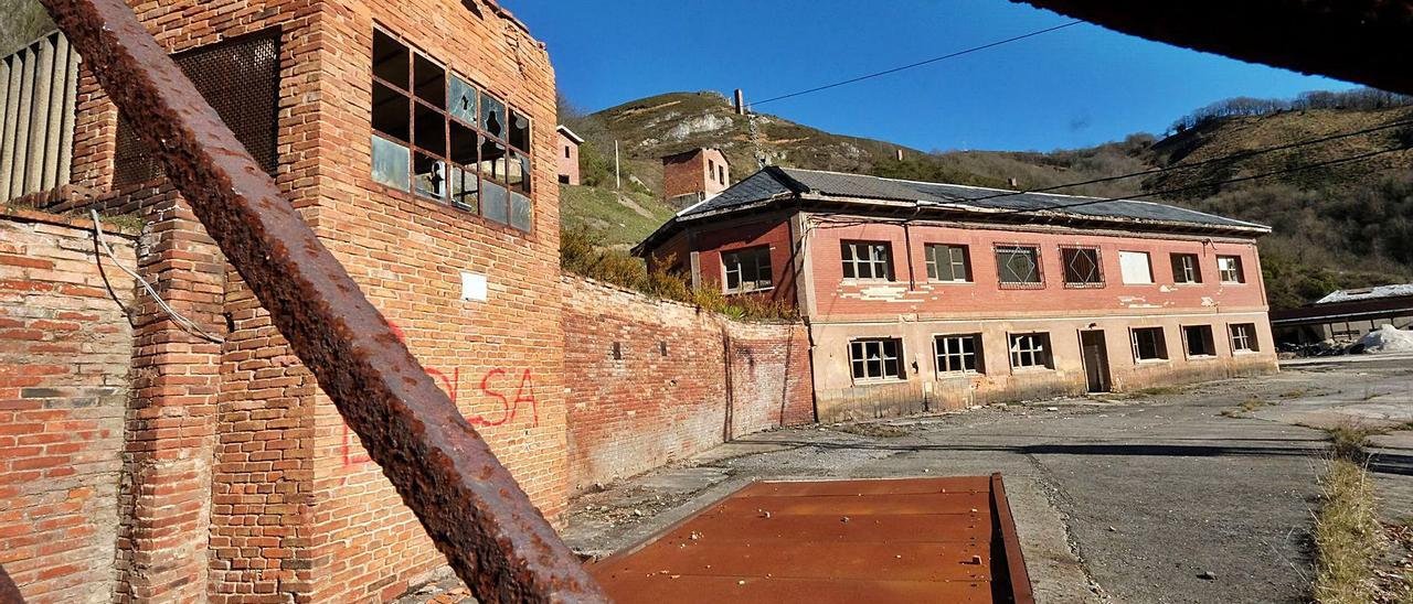 La antigua mina de La Soterraña, en Lena. En el círculo, el castillete de la explotación El Terronal, en Mieres.