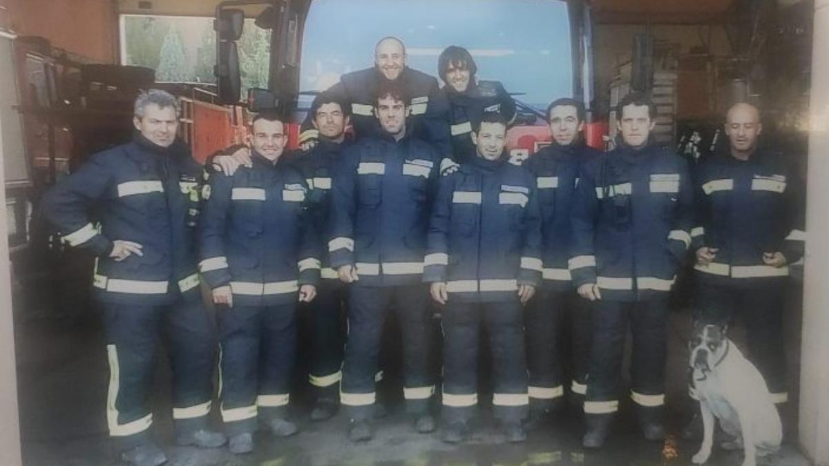 Sebastián Mora, en 2004, durante su primer turno como mando, junto al U-2, el vehículo anterior al rojo y que ha estado en servicio alrededor de 21 años.
